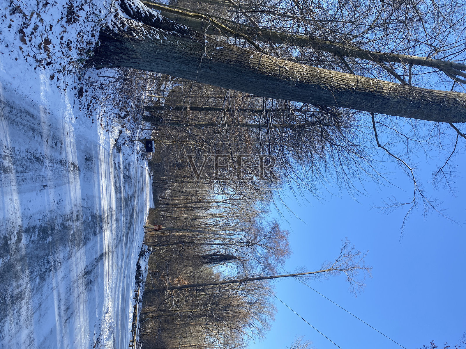雪天的冬季河流与阳光照片摄影图片