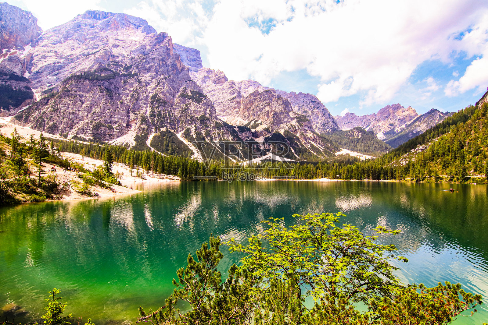 湖泊四周环绕着山脉的壮丽景色照片摄影图片