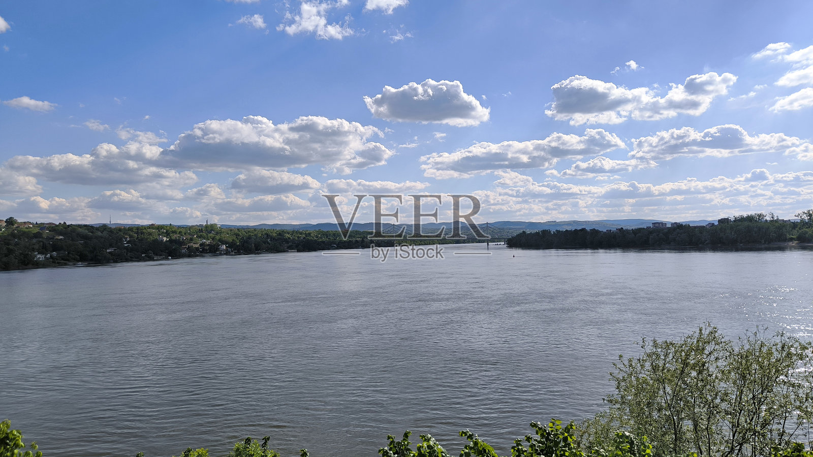 春天的多瑙河风景，位于诺维萨德照片摄影图片