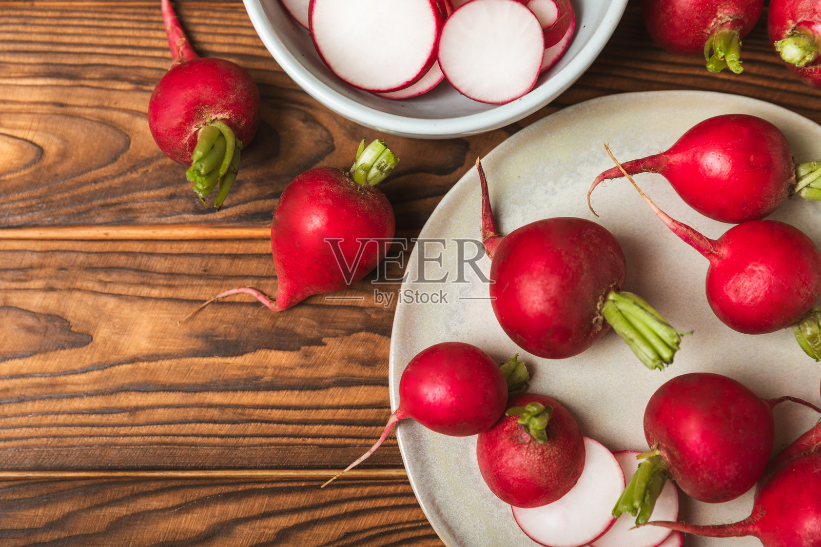 新鲜的萝卜放在有纹理的木质背景上。 有机天然花园萝卜切片。 剪切根作物。 蔬菜。 素食。 饮食产品。 健康食品。 留白空间。照片摄影图片