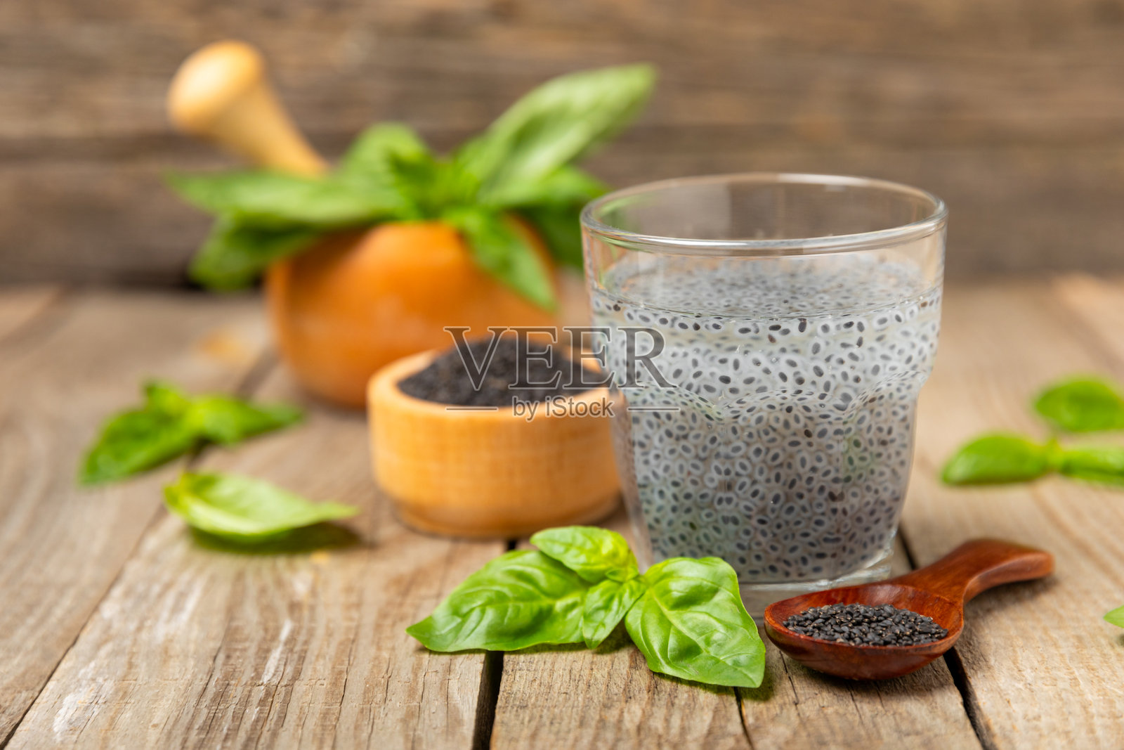 有纹理的木质背景上的罗勒种子。特写。超级食品。Ocimum basilicum。有机罗勒种子。selasih。留白空间。照片摄影图片