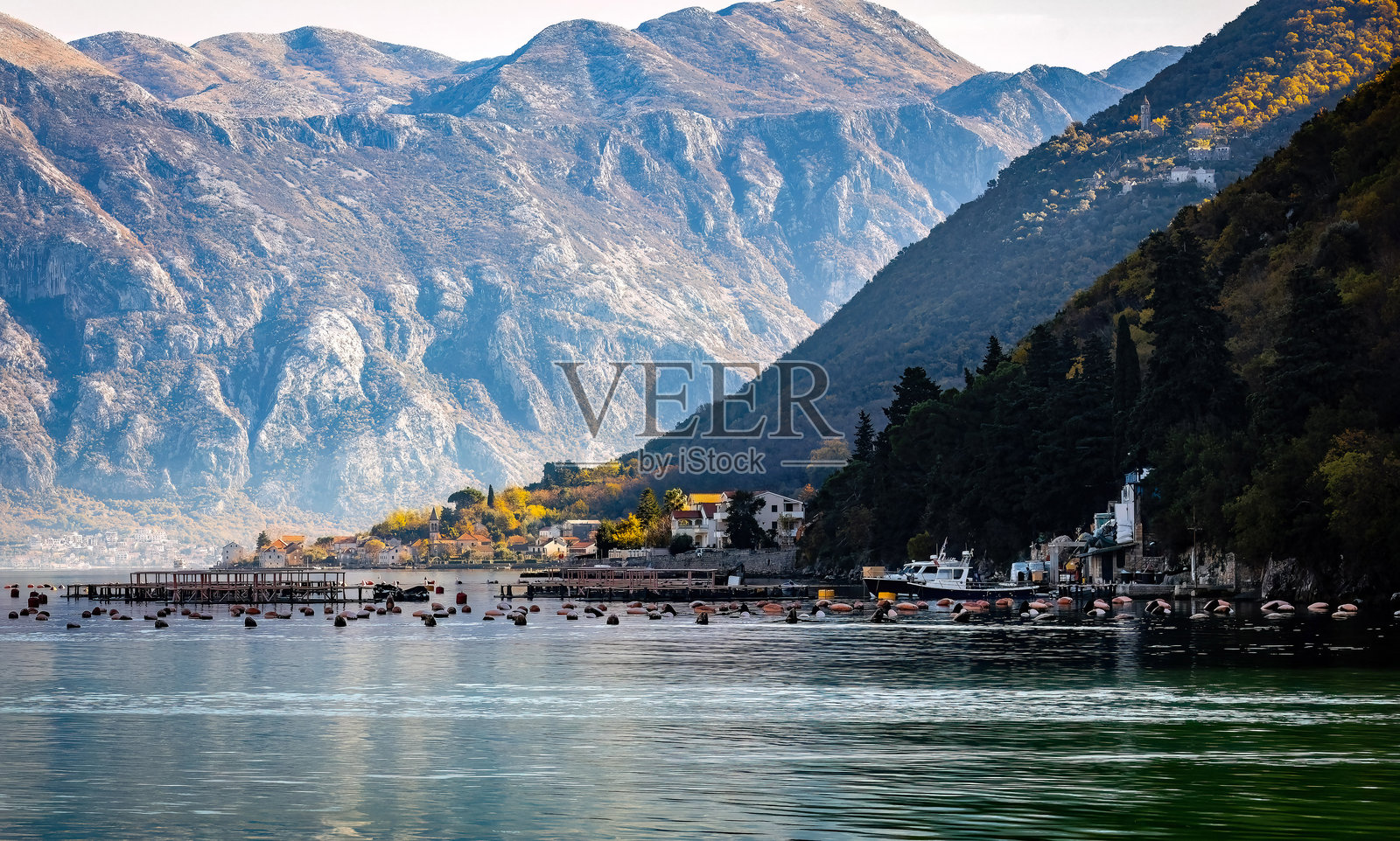 从海上俯瞰地中海历史悠久的港口小镇风光照片摄影图片