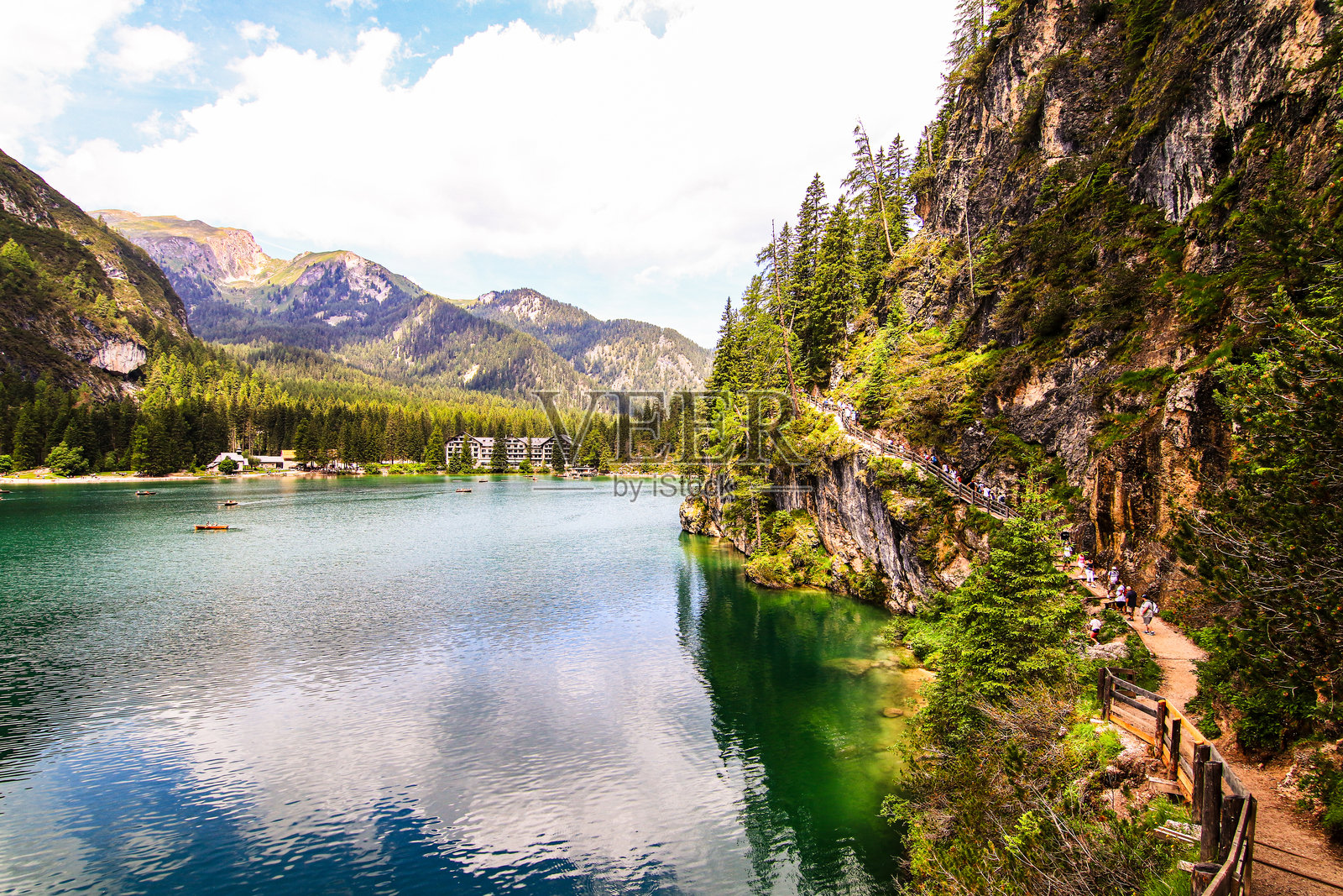在特伦蒂诺湖边徒步旅行和散步照片摄影图片