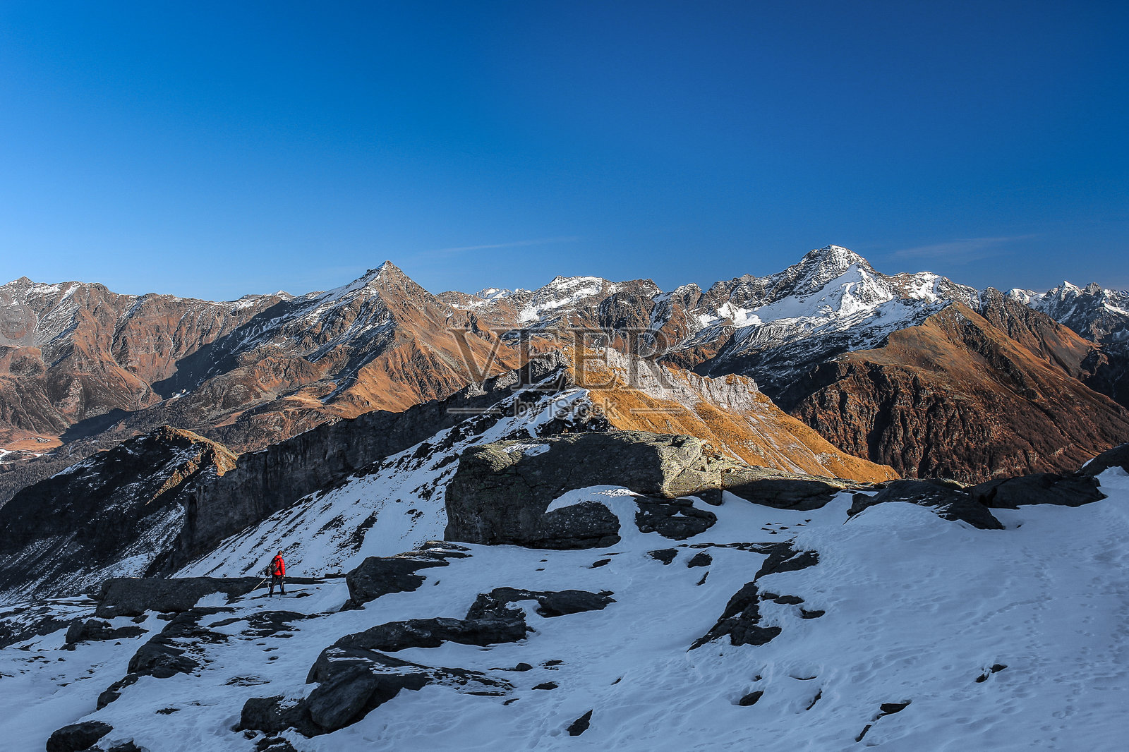 在瓦尔基亚文纳的日落时分，阿尔卑斯山景色照片摄影图片
