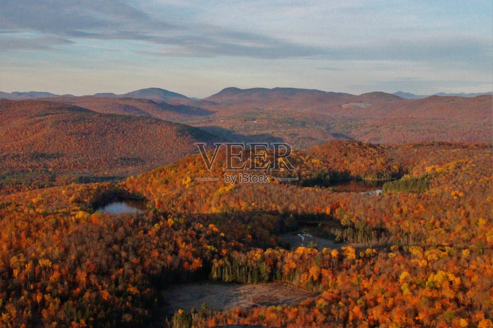 山地风景中的五彩斑斓秋季森林的空中美景照片摄影图片