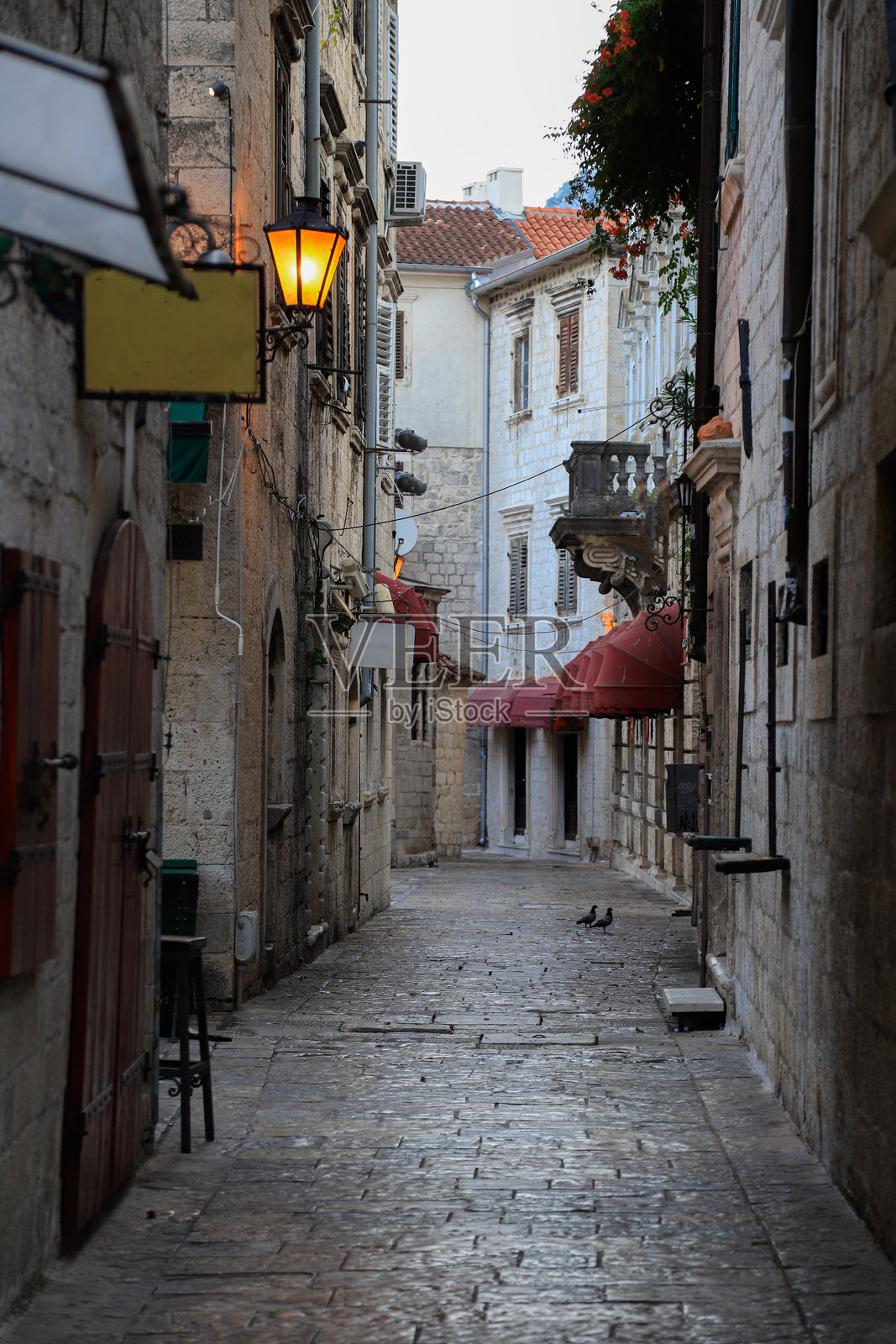 科托尔狭窄的鹅卵石街道和历史悠久的石头房屋，联合国教科文组织世界遗产。照片摄影图片