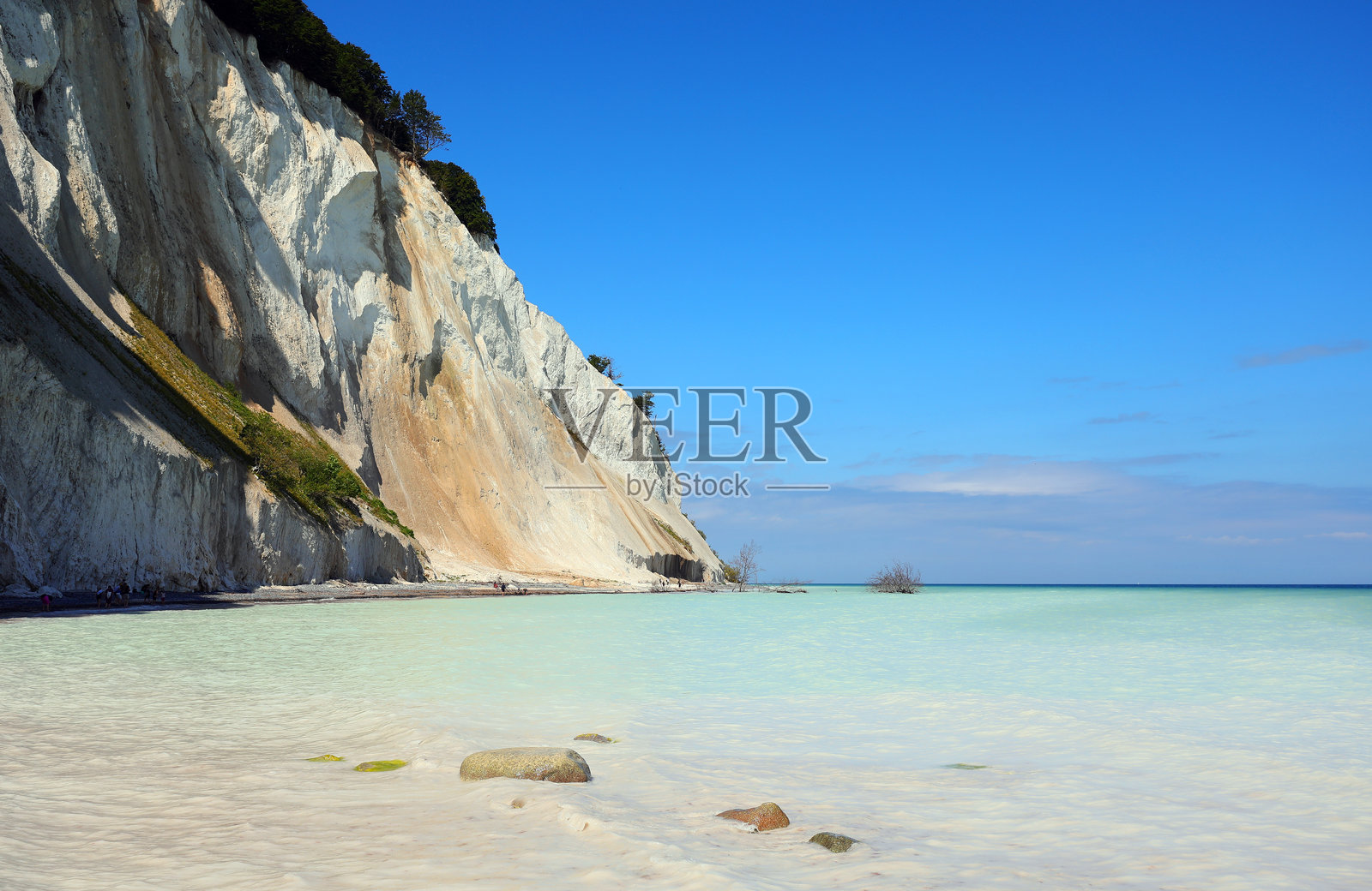 由于石灰岩矿物的溶解和俯瞰海洋的侵蚀岩石悬崖，波罗的海的水呈现出白色。照片摄影图片