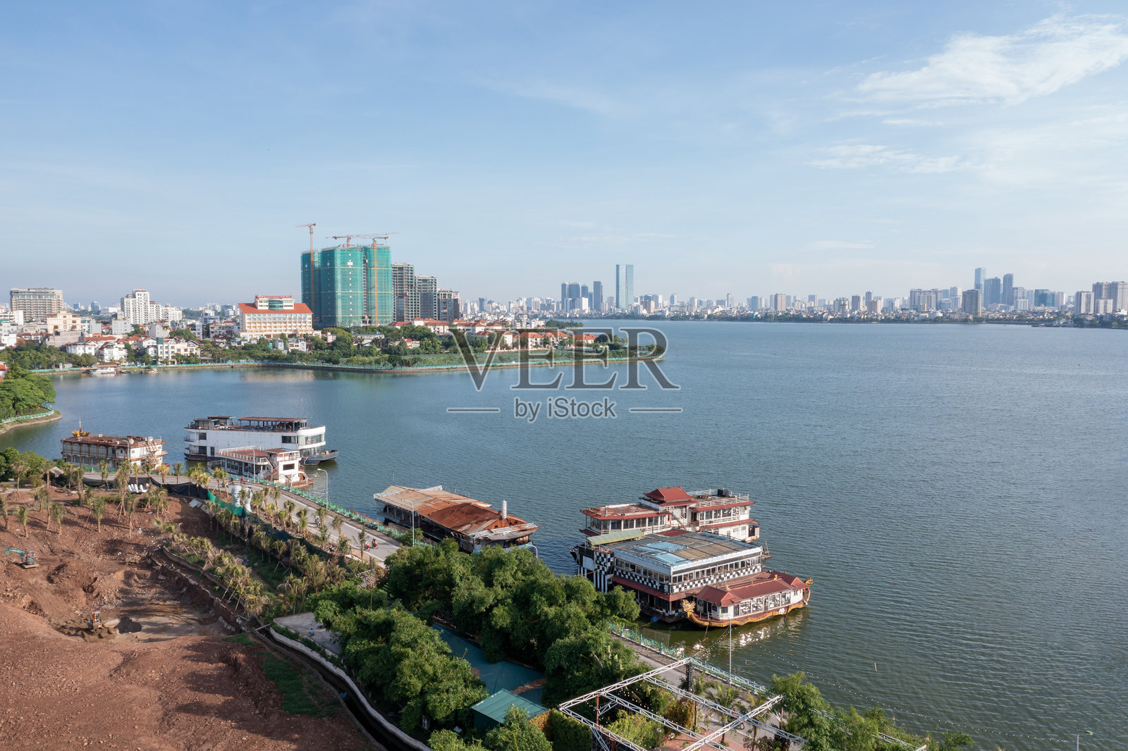 河内的西湖与游船照片摄影图片