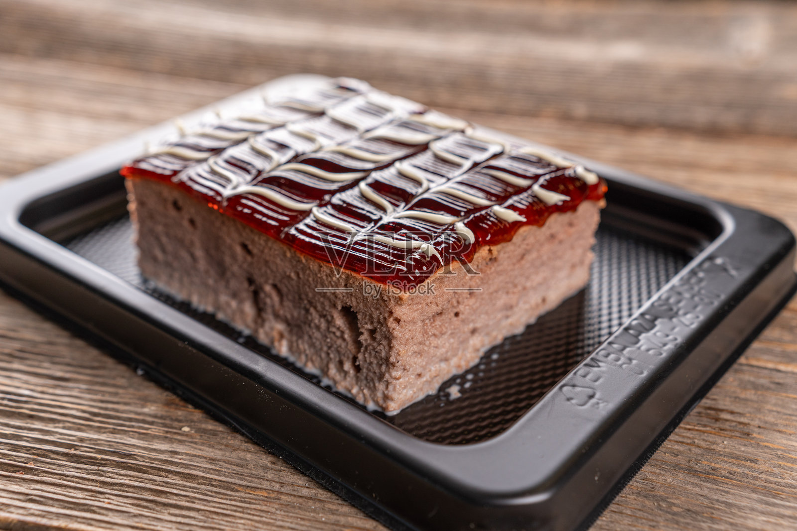 巧克力和香草奶油蛋糕摆放在质朴的木桌上照片摄影图片