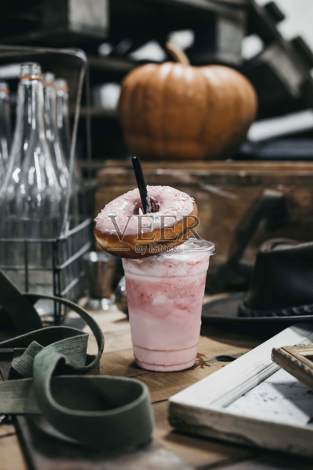 复古野生动物主题环境中的乡村咖啡和甜甜圈。照片摄影图片