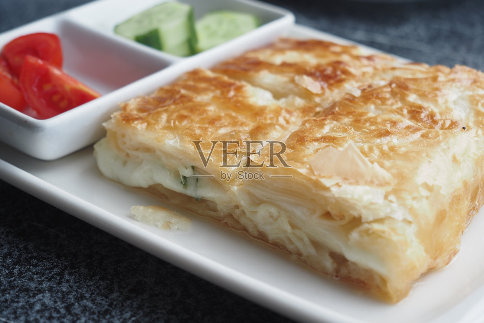 土耳其传统美食：盘子上的饼（博雷克）照片摄影图片