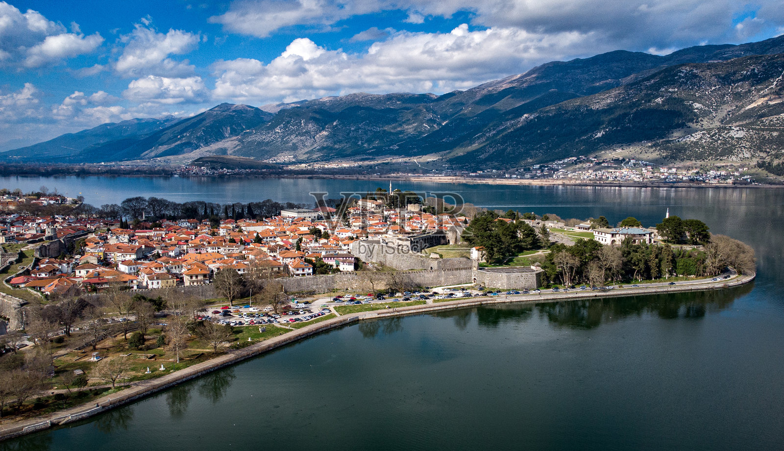 希腊伊奥尼纳的堡垒和古城的鸟瞰图，包含清真寺和湖泊。照片摄影图片