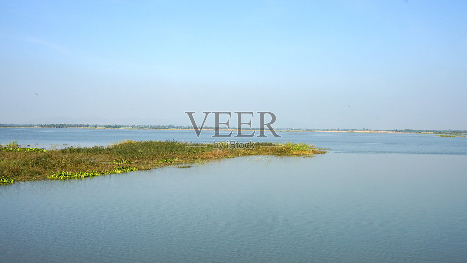 泰国查纳特的蓝色湖泊。背景空间可用于放置文本或文档。照片摄影图片