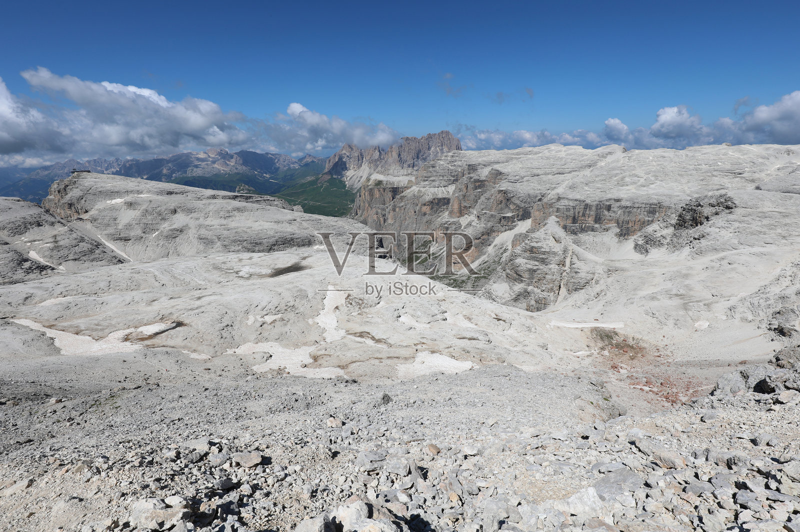 高原和岩石山脉，像月球表面一样，只有石头，没有植被。照片摄影图片
