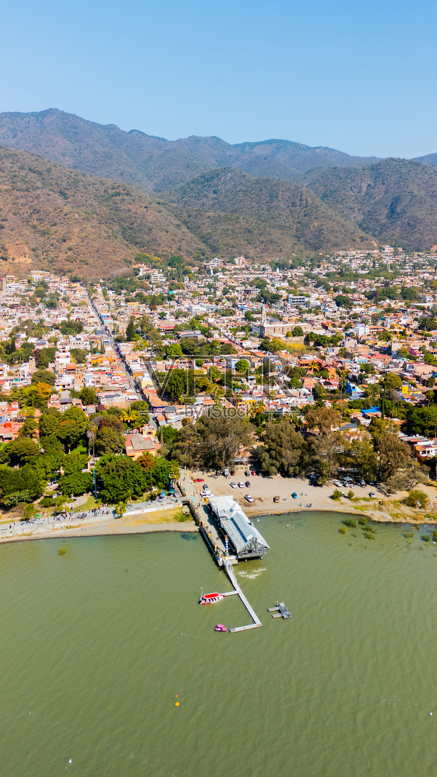 墨西哥哈利斯科州查帕拉湖的阿希希克小镇上的小码头。照片摄影图片