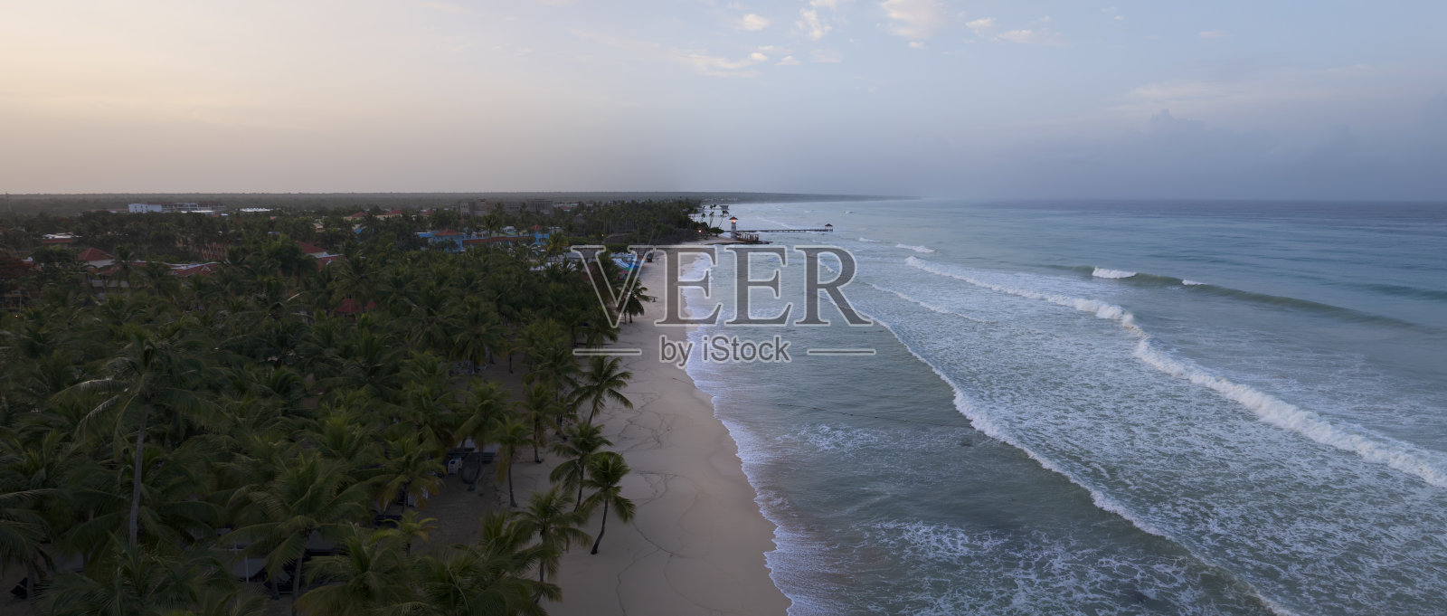 巴亚希贝海滩日出全景，波涛汹涌的海面与奢华的沙滩照片摄影图片