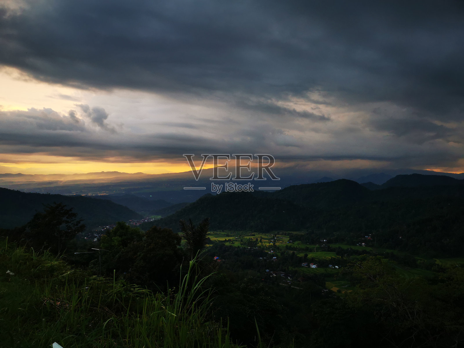 傍晚天空中美丽的山丘和绿树景色照片摄影图片