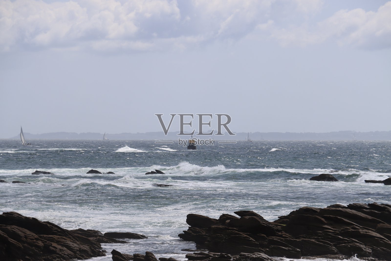 海浪拍打岩石照片摄影图片