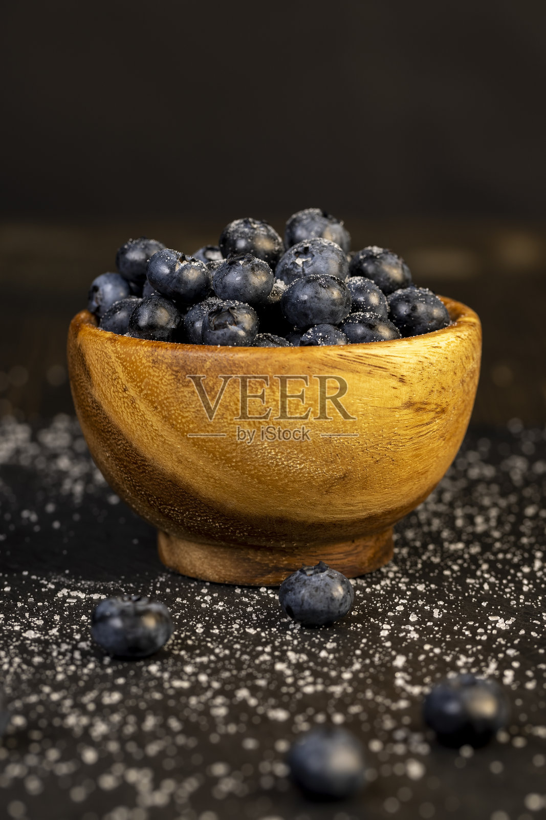 撒上白色甜糖的多汁蓝莓莓果照片摄影图片