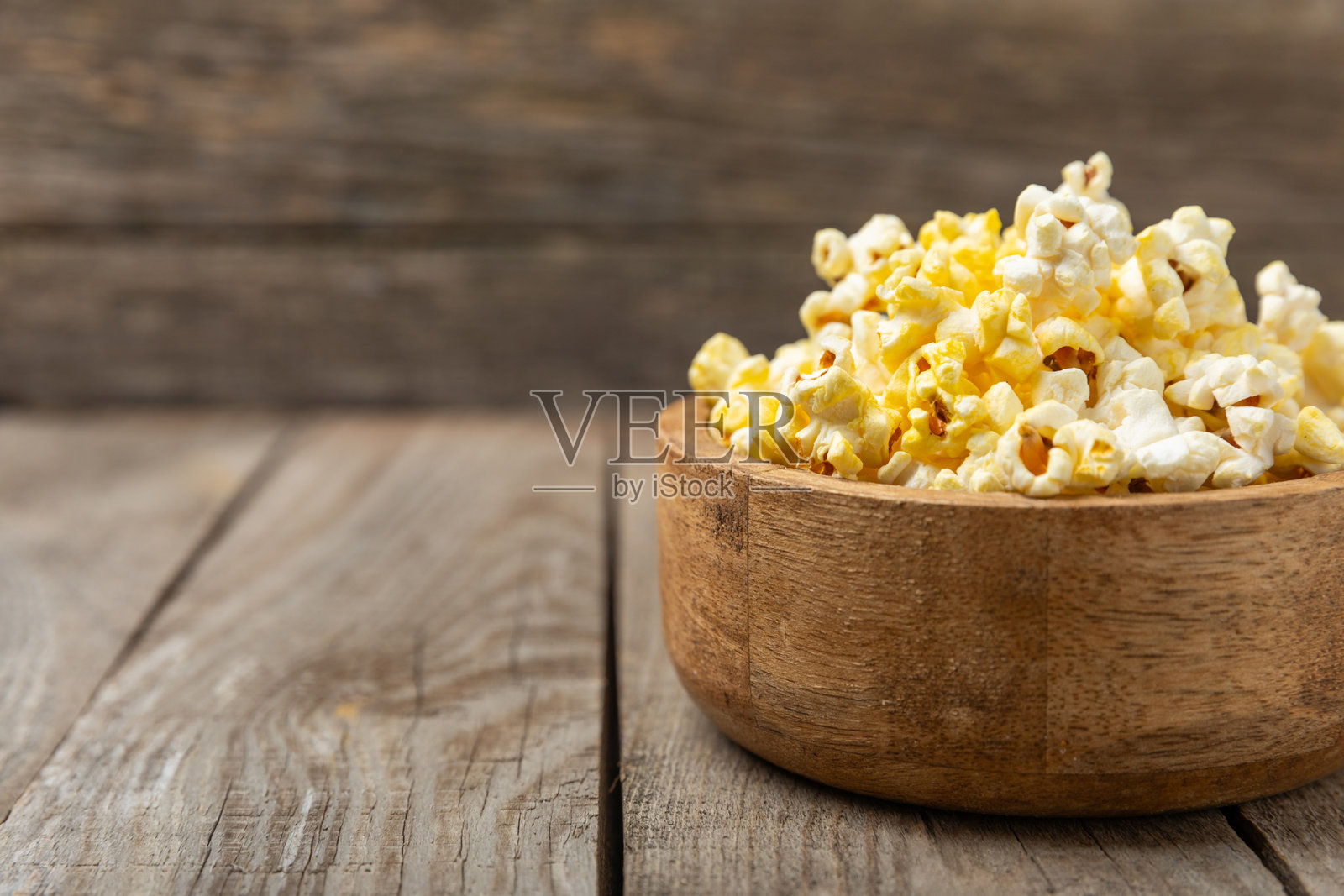 咸味爆米花在明亮的背景上。电影和娱乐概念。与爆米花的电影之夜。美味的小吃，零食。留白空间，适合文字，横幅。照片摄影图片