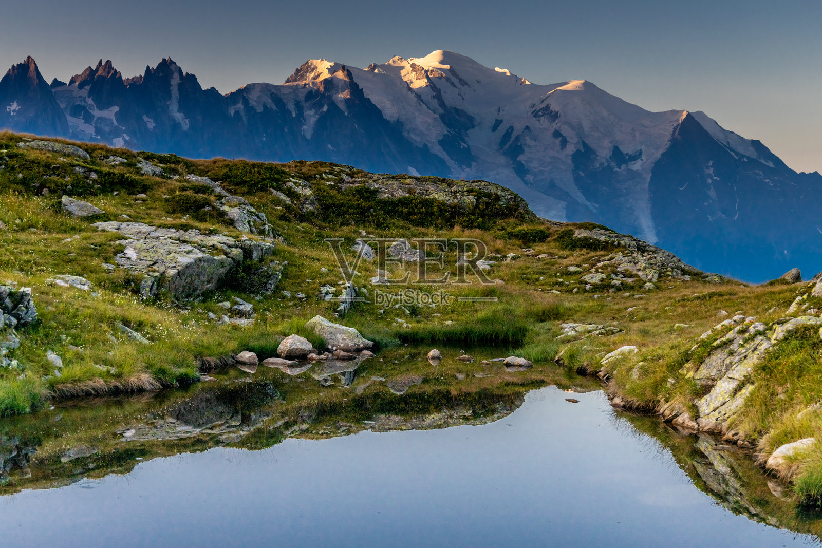 阿尔卑斯山中的湖泊。位于法国阿尔卑斯的霞慕尼蒙特布朗谷，湖水清澈湛蓝。照片摄影图片