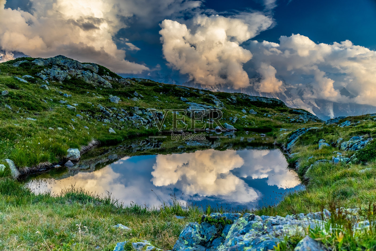 阿尔卑斯山中的湖泊。位于法国阿尔卑斯的霞慕尼蒙特布朗谷，湖水清澈湛蓝。照片摄影图片