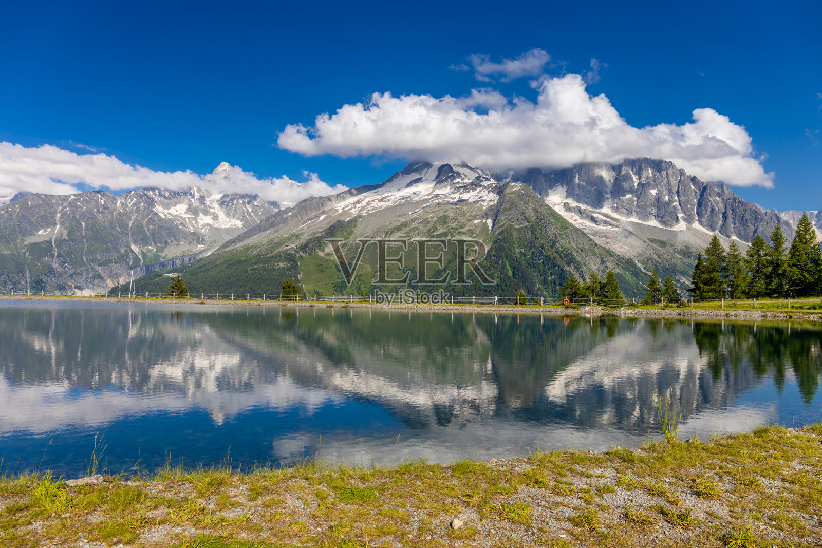 阿尔卑斯山的湖泊。位于法国阿尔卑斯的霞慕尼蒙特布朗谷，湖水清澈湛蓝。照片摄影图片
