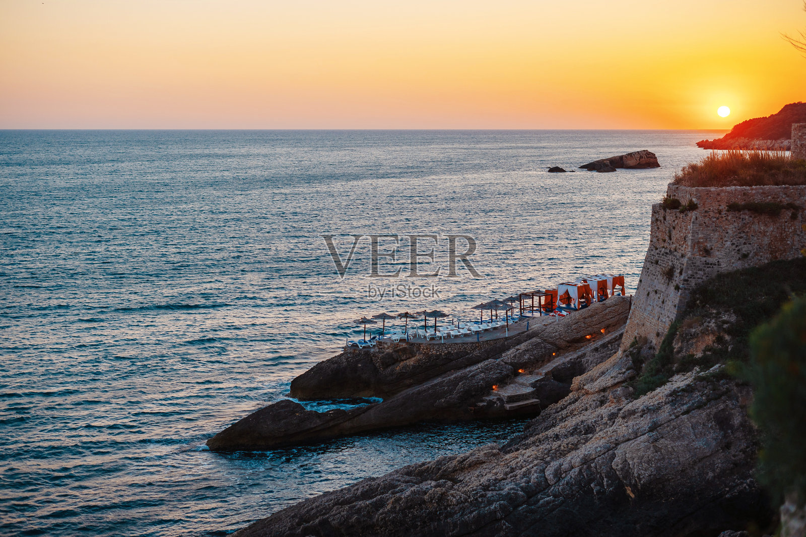 岩石海岸悬崖上的日落照片摄影图片