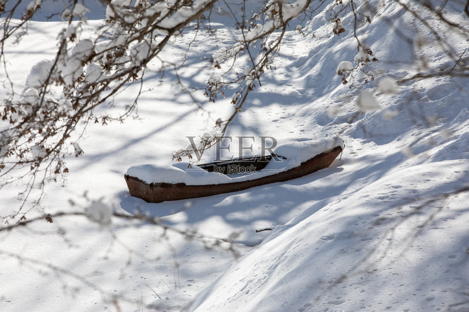 一只被雪覆盖的小船照片摄影图片
