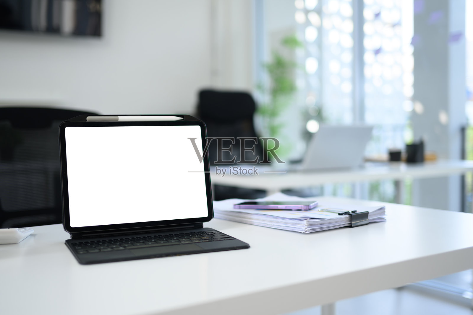 现代办公室工作区的白色屏幕数字平板电脑和键盘照片摄影图片