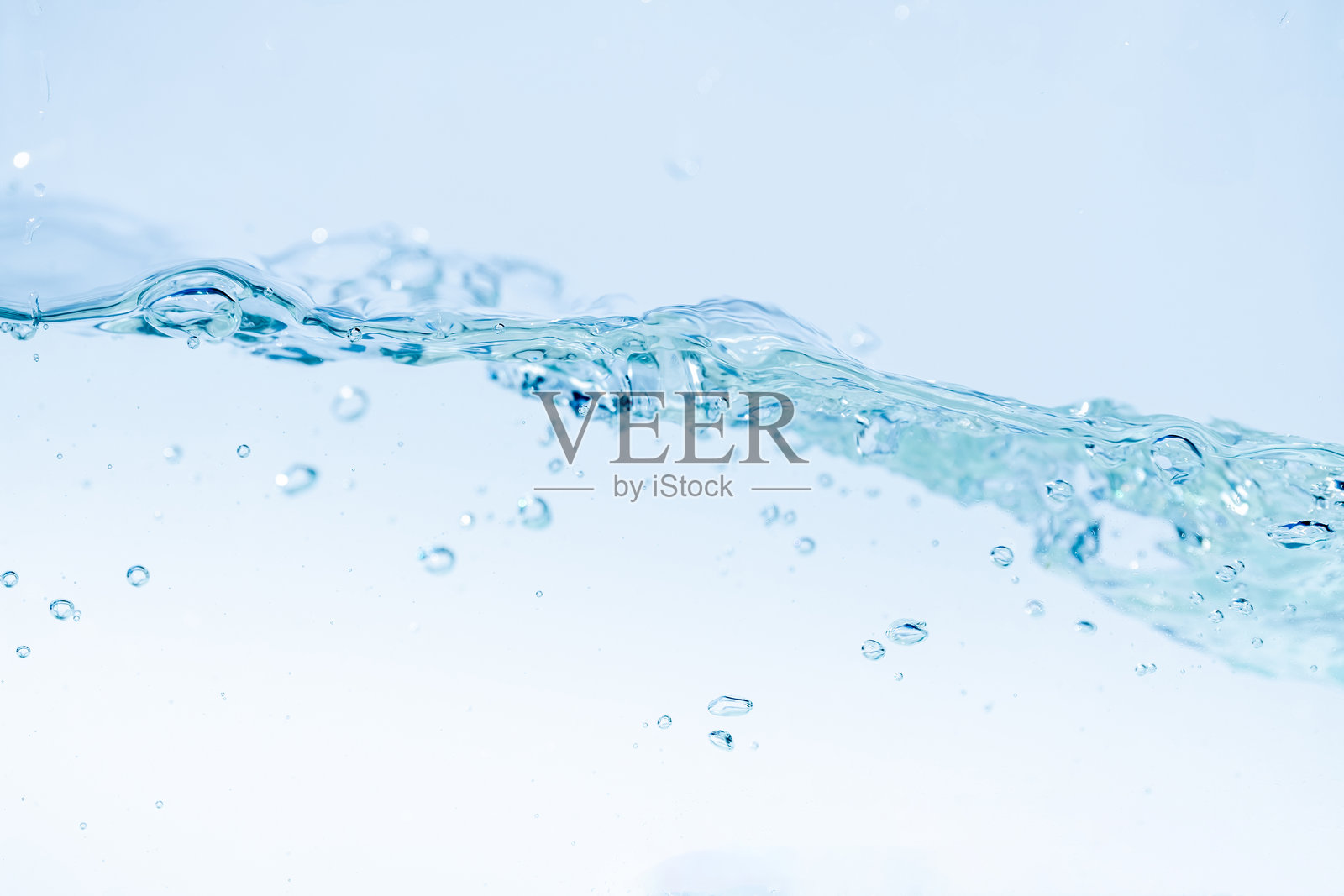 水花在白色背景上孤立，空气泡在蓝色水下浮起。纯净水波，氧气放松。蓝色泡泡水纹理。照片摄影图片