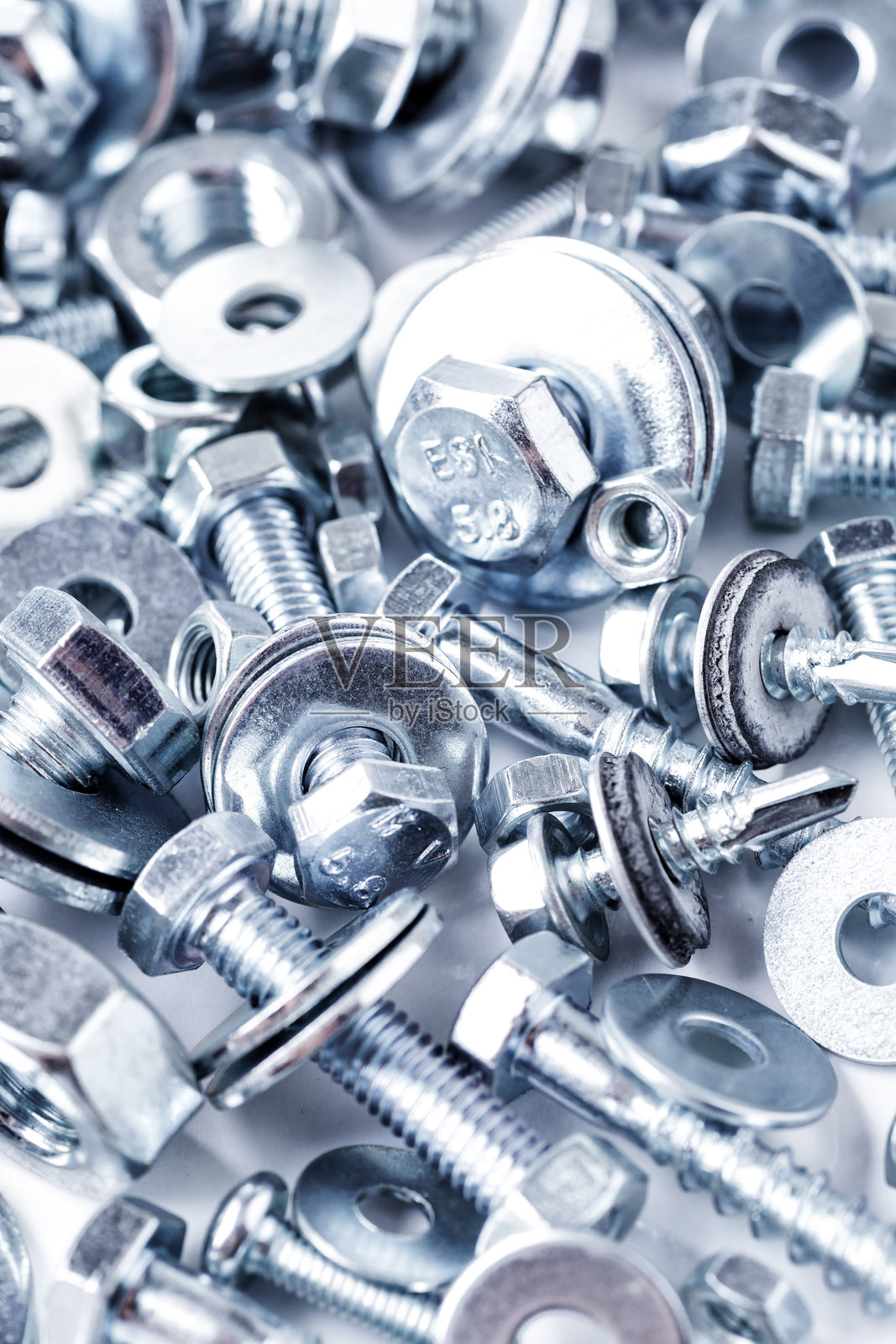 混合的螺丝和钉子。工业背景。家居改善。螺栓和螺母。各种螺丝的特写。可用作背景，俯视图。照片摄影图片