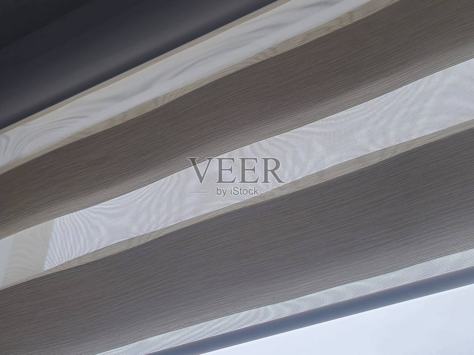 透光的薄纱窗帘特写，光线透入。质地展现出柔和的自然色彩和谐融合。非常适合室内设计和家居装饰灵感。照片摄影图片