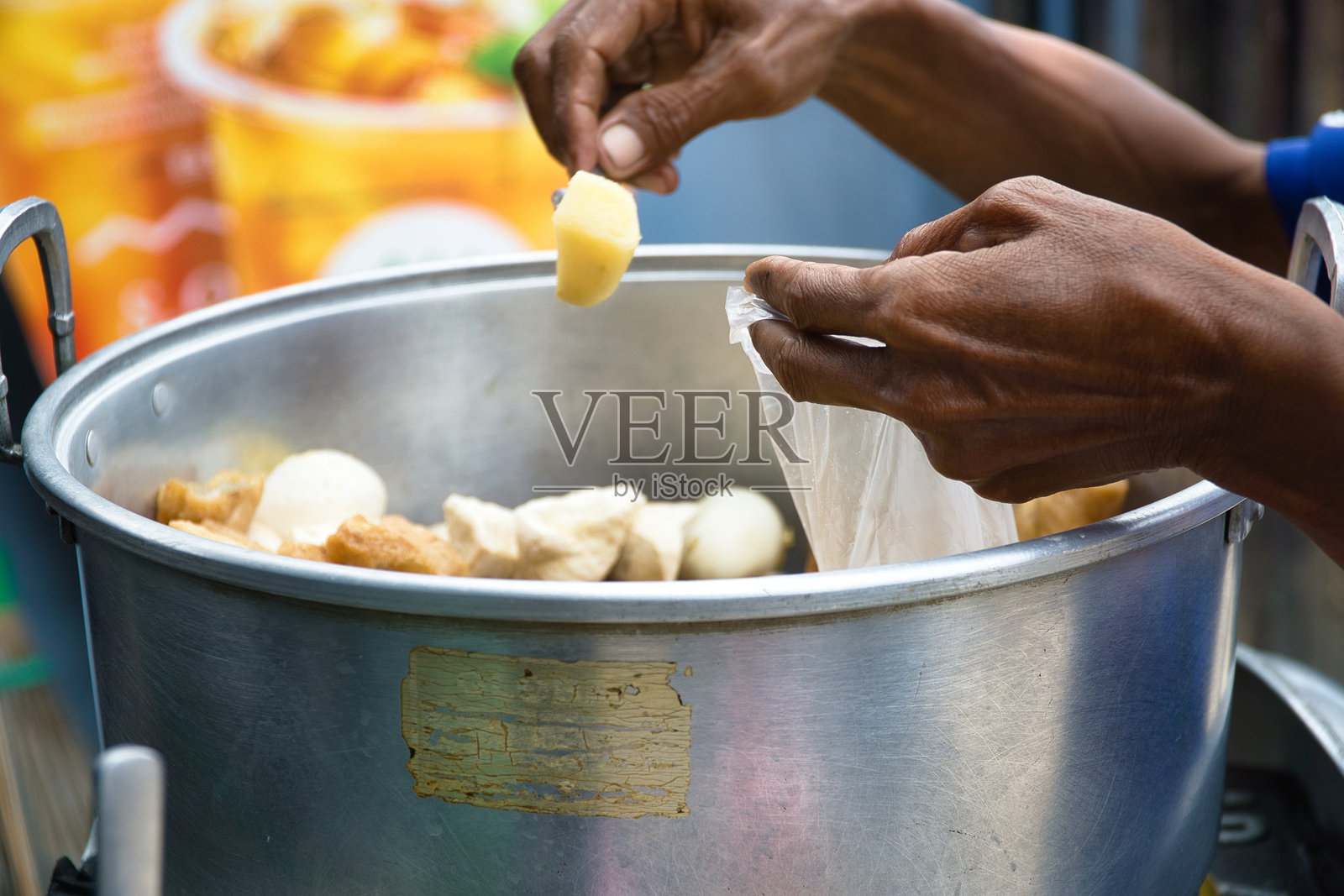 街头小贩在沸水锅中为顾客准备新鲜的印尼小吃烧卖照片摄影图片
