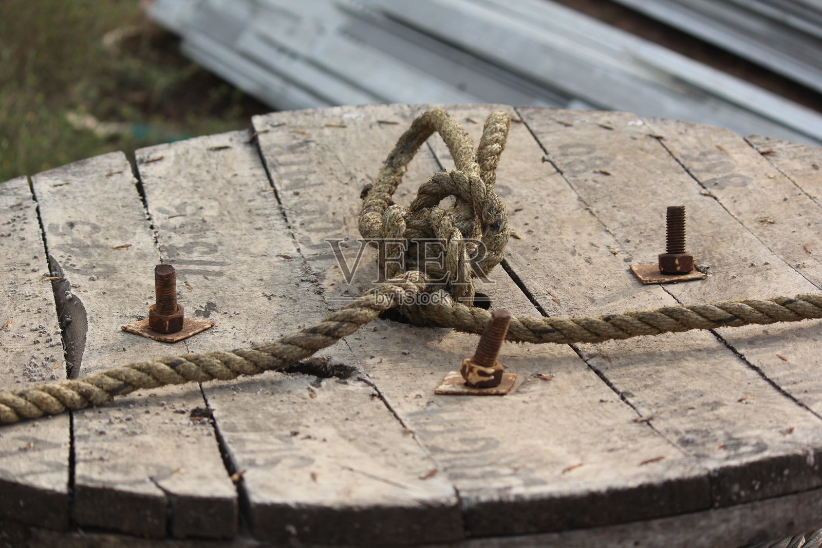 田野中扭曲绳索的特写镜头照片摄影图片