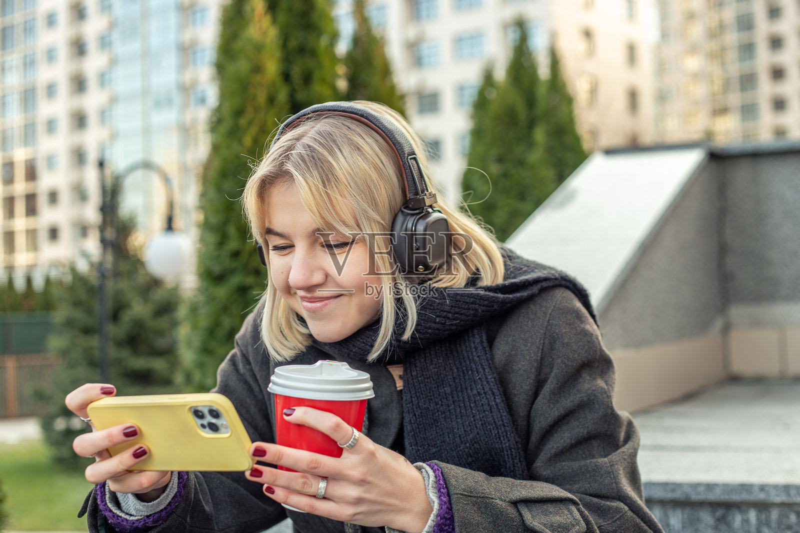年轻漂亮的女性在手机上玩手机游戏。游戏成瘾。照片摄影图片