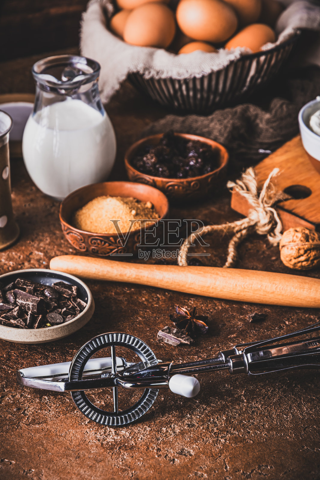 各种烘焙原料摆放在复古木桌上照片摄影图片