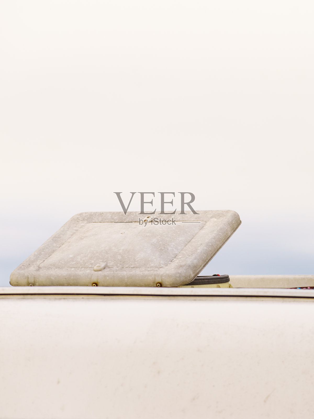 露营车顶部可升降的天窗照片摄影图片