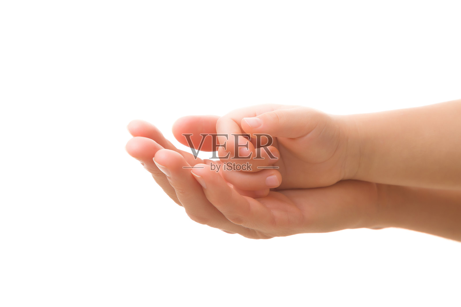 婴儿的手放在年轻母亲的手掌上，背景为白色。特写。侧面视图。照片摄影图片