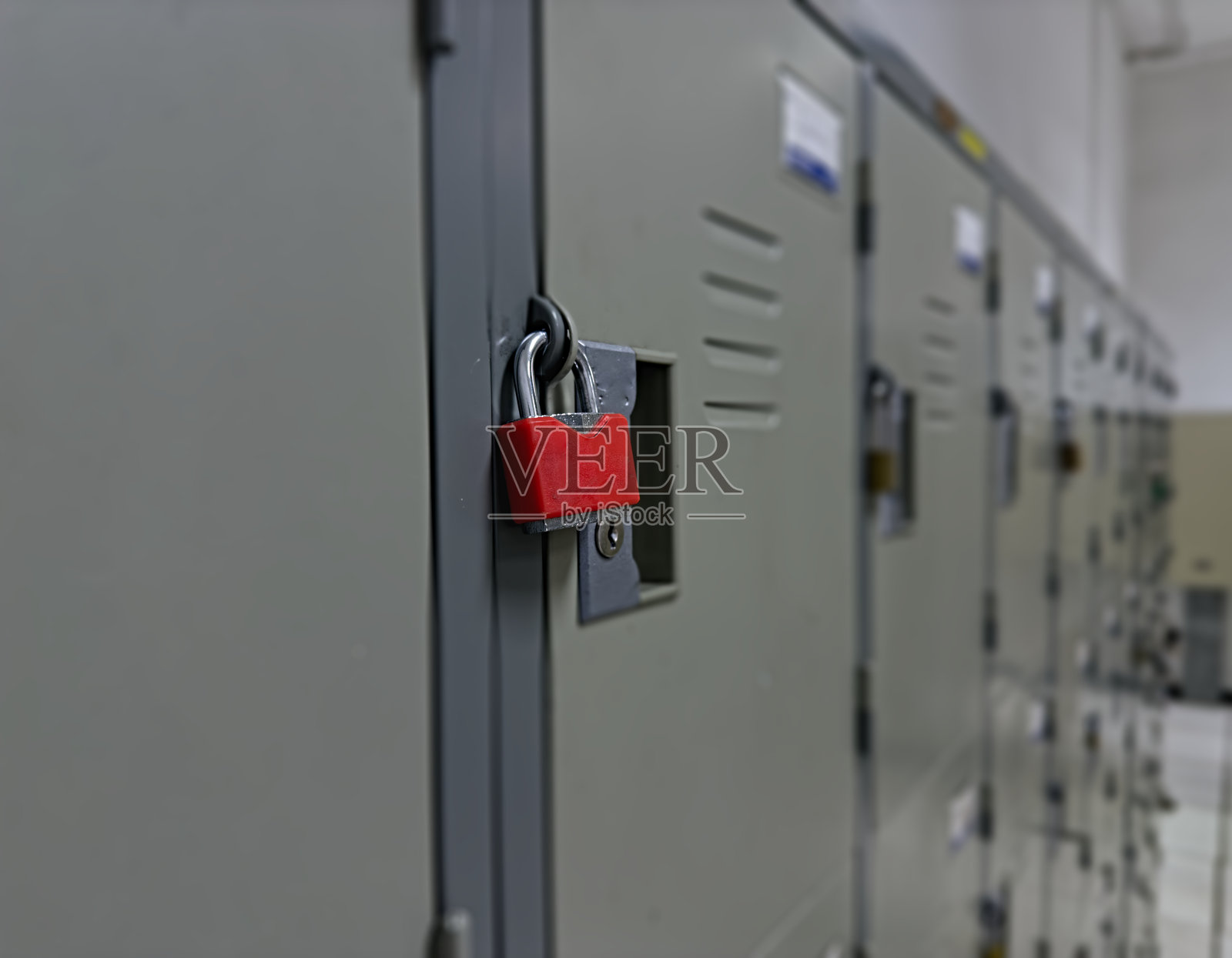 带红色挂锁的储物柜，存储概念照片摄影图片