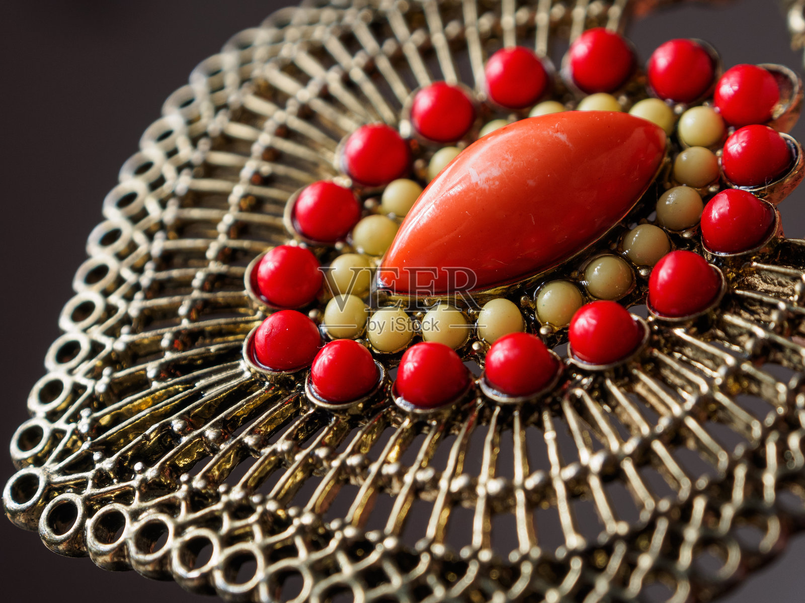 抽象珠宝装饰的微距摄影：细致的元素在形状和颜色上相互交融，完美适用于艺术和设计。照片摄影图片