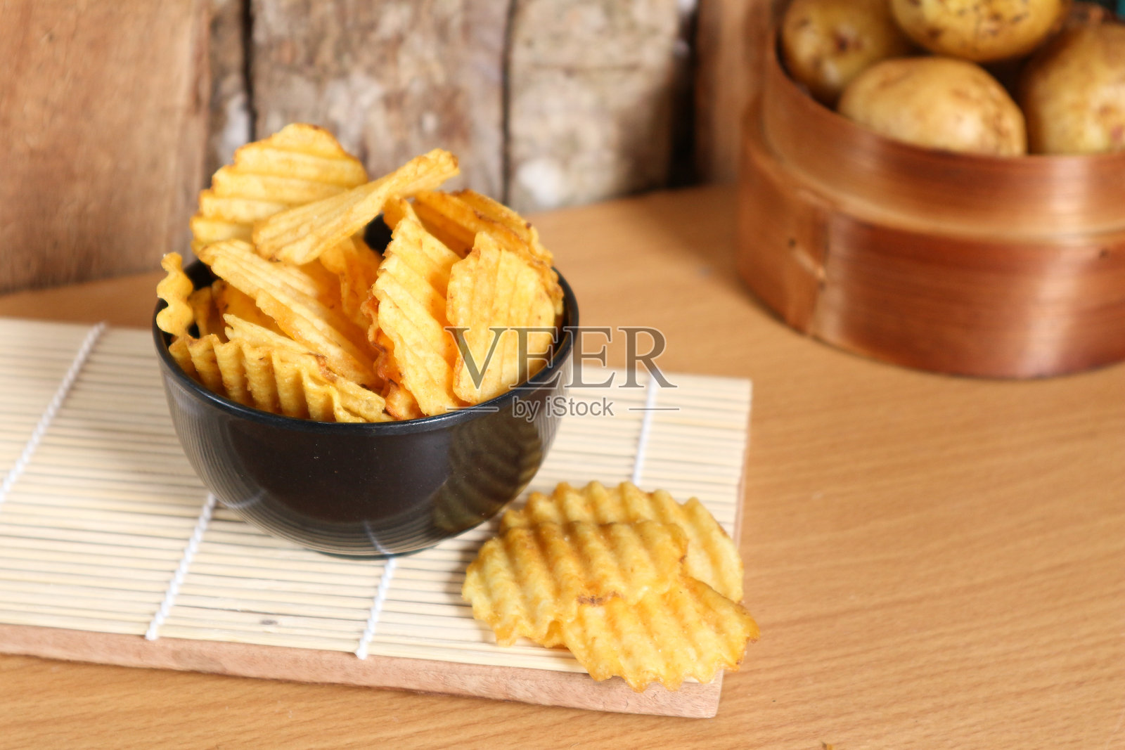 黑碗中的脆薯片特写照片摄影图片