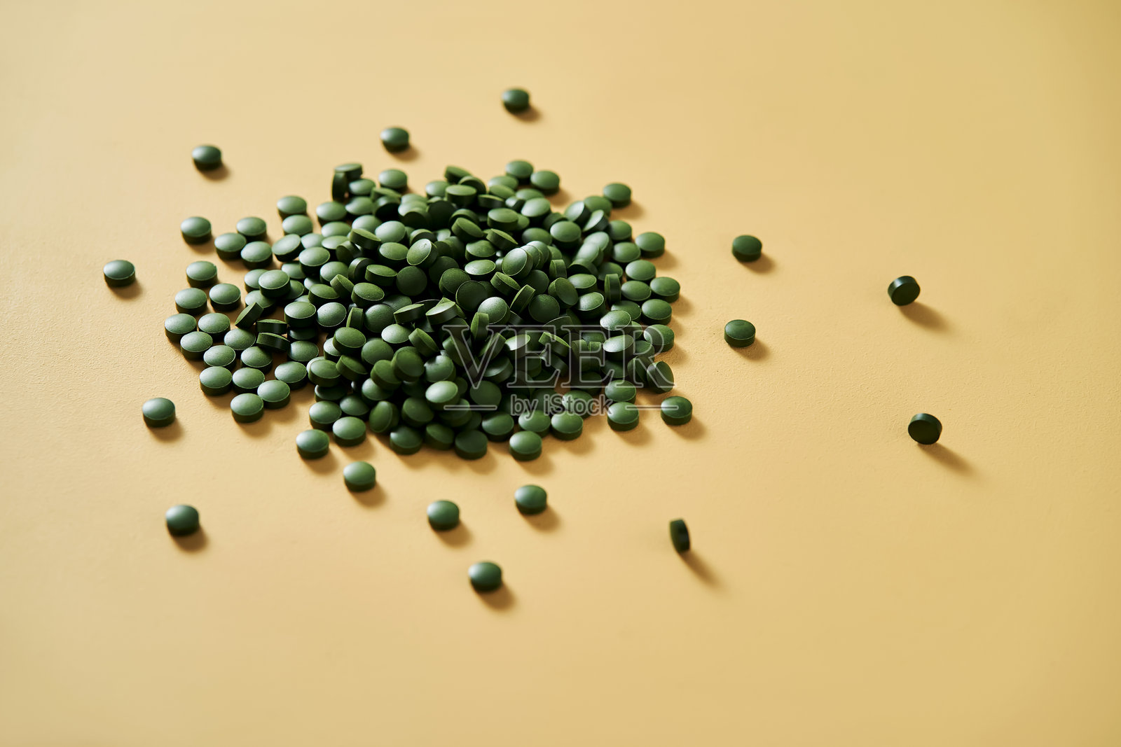 超级食品螺旋藻片。照片摄影图片