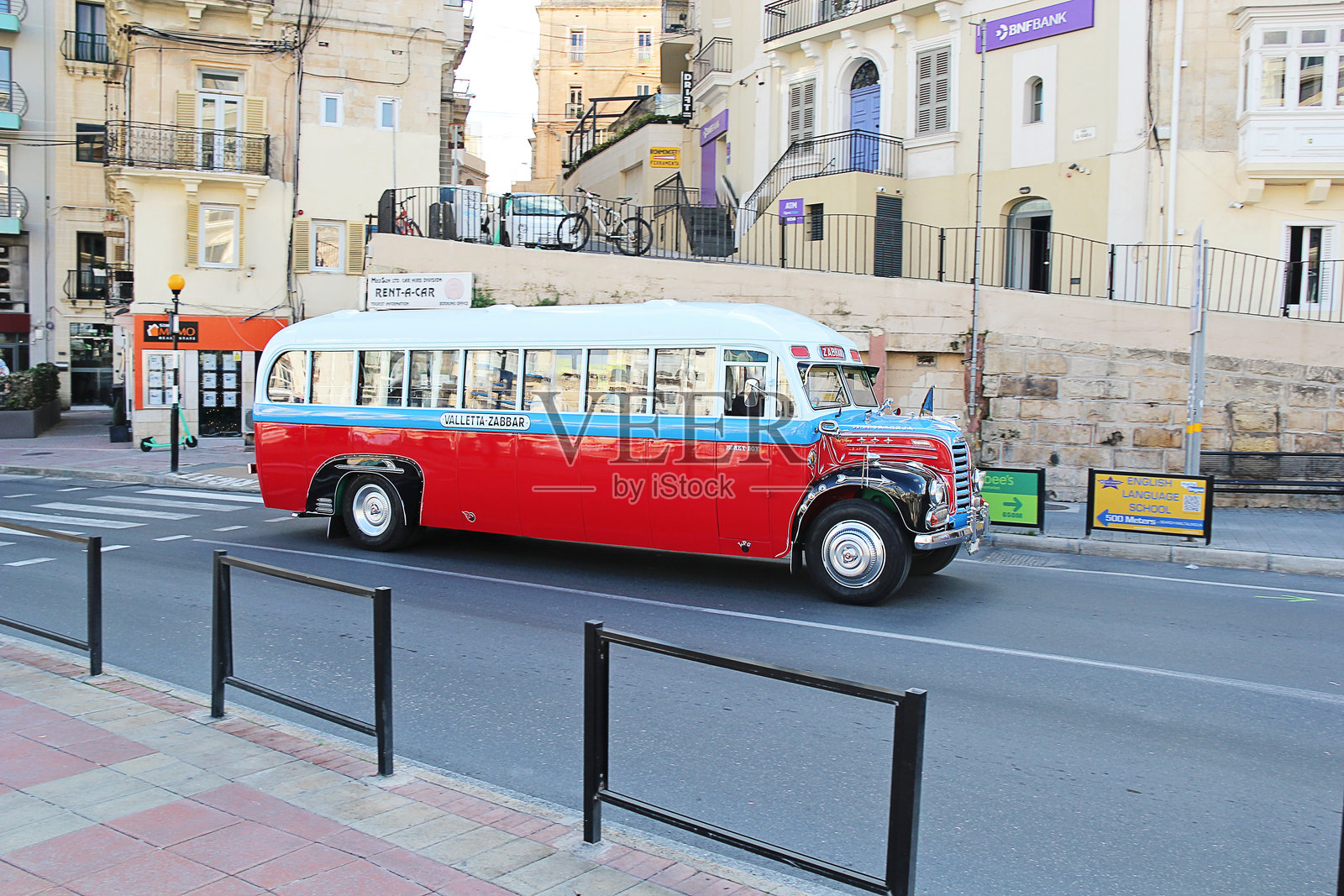 马耳他公路上的老式巴士照片摄影图片