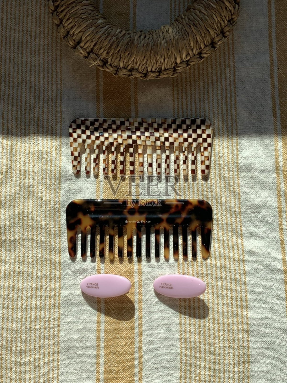 一把发梳的特写，展示其流线型设计和细密的齿，非常适合造型和梳理头发。日常使用必备的美容工具，确保头发光滑整齐。照片摄影图片