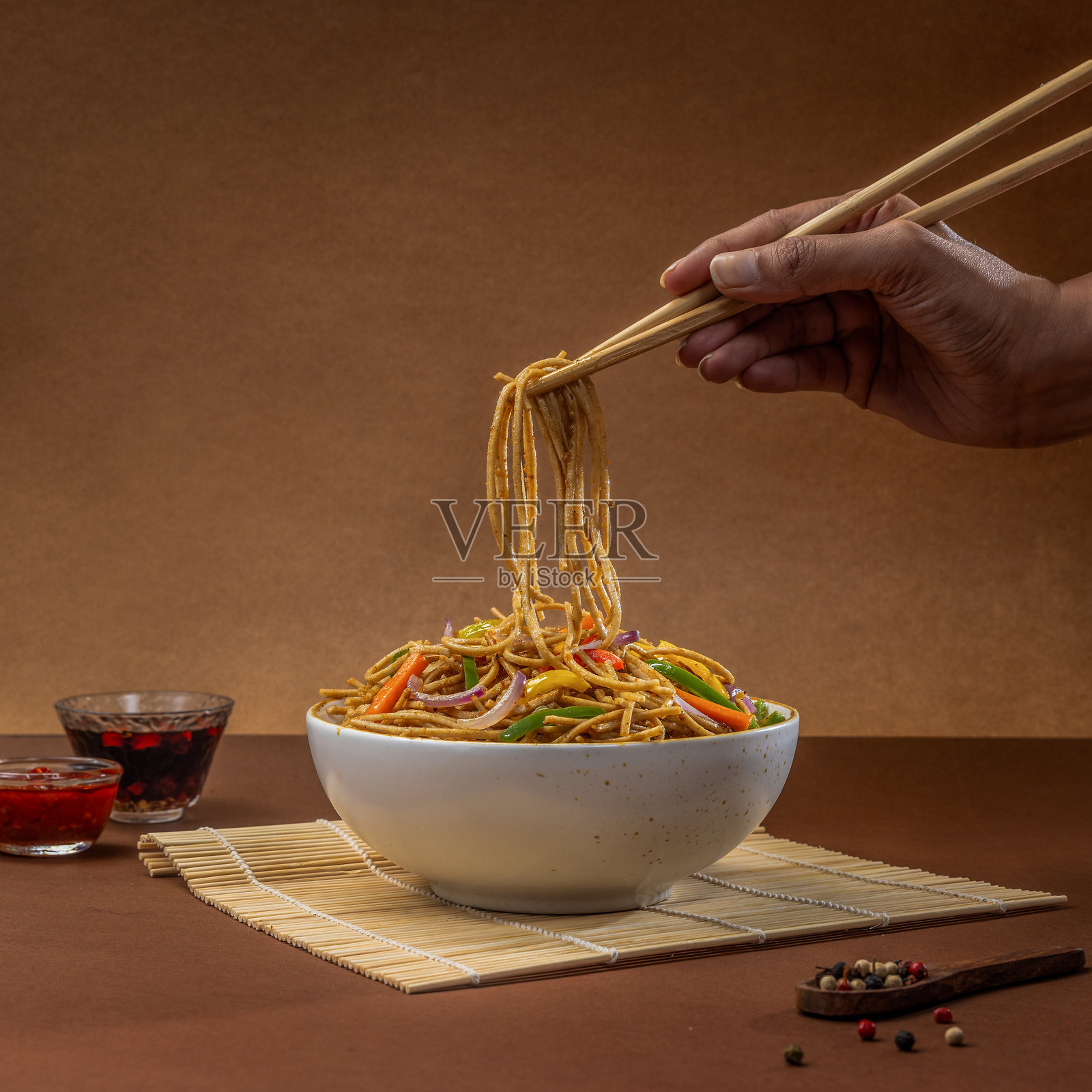 人手在桌子上准备食物照片摄影图片