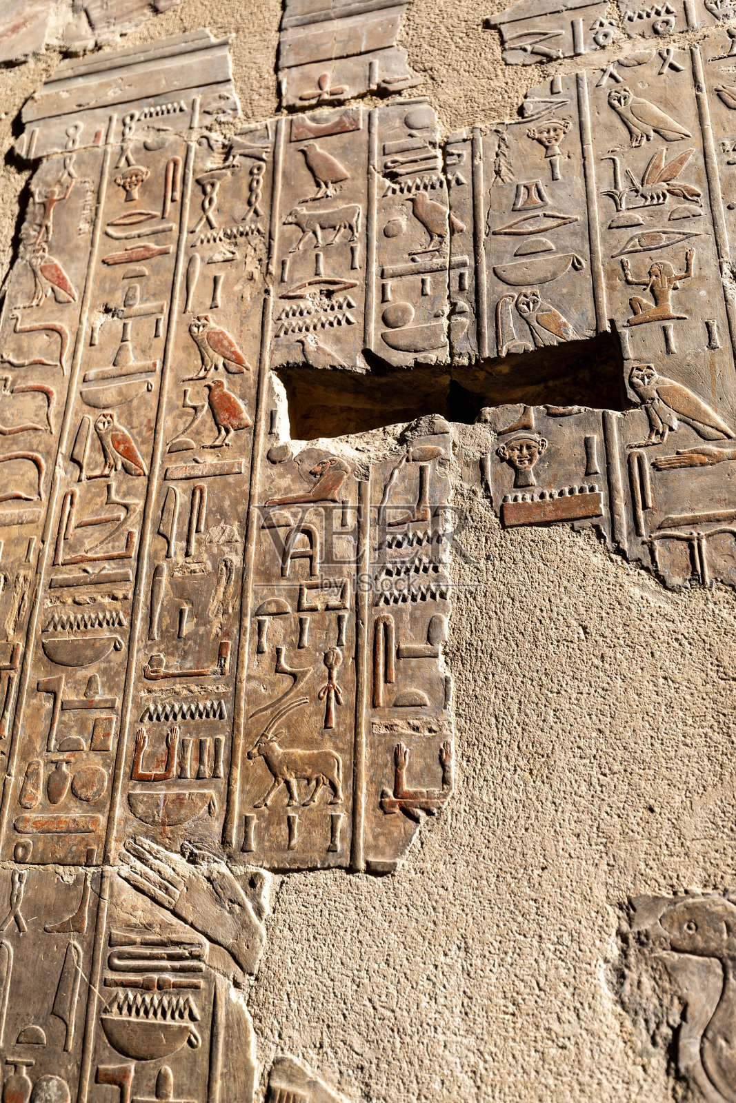 埃及的象形文字和壁画，位于卢克索的底比斯德尔巴哈里墓地的哈特谢普苏特神庙照片摄影图片