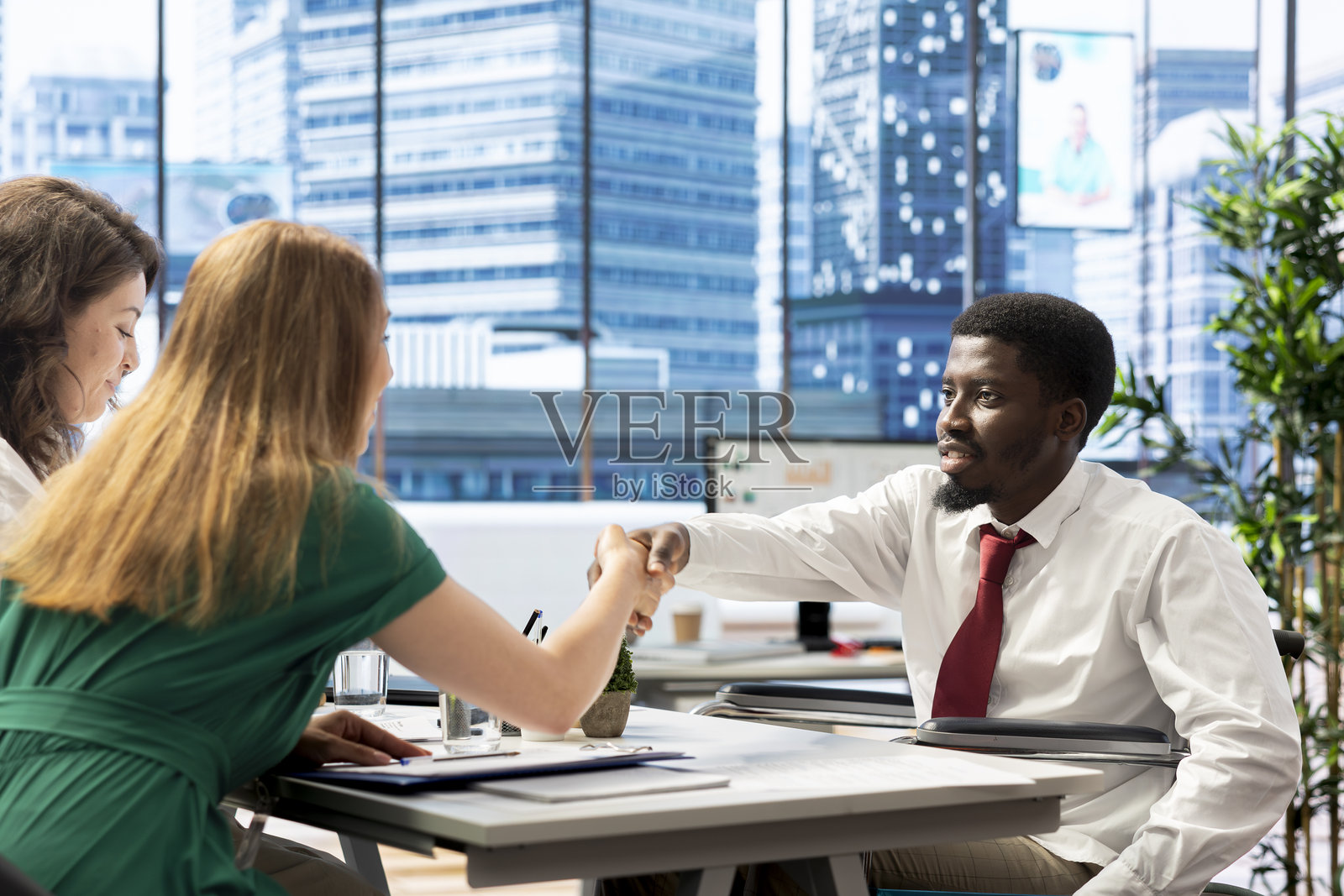 人力资源专家在审查有障碍的候选人，询问其资格问题照片摄影图片