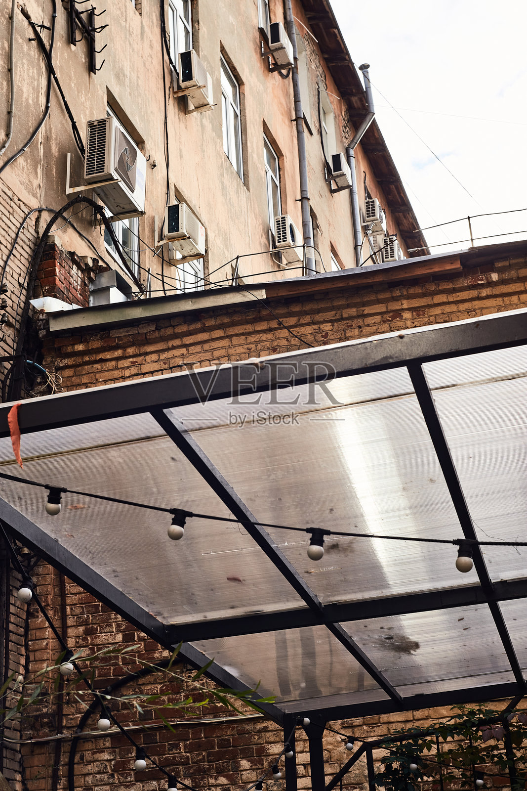 街道上挂满了街灯的花环。照片摄影图片