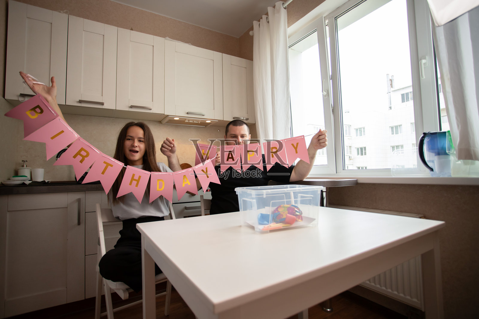 父亲和女儿在家准备节日装饰，制作花环，享受家庭乐趣照片摄影图片